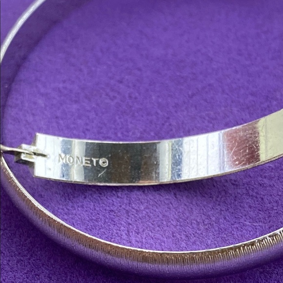 💛 Vintage Monet Silver Hoop Earrings - Picture 6 of 6